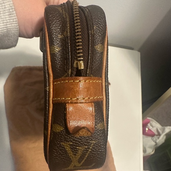 LOUIS VUITTON MARLY DRAGGONE MONOGRAMMED CLUTCH - Picture 4 of 9
